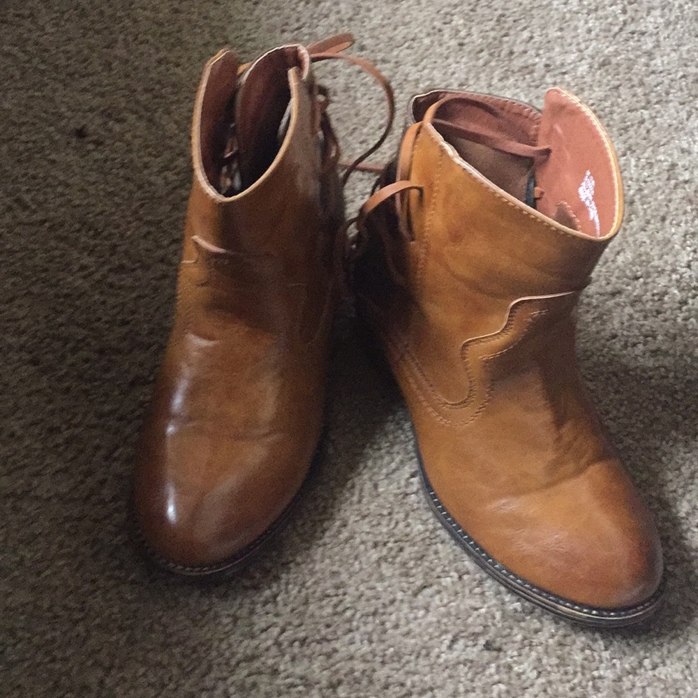 Size 7 women’s lace up bootie